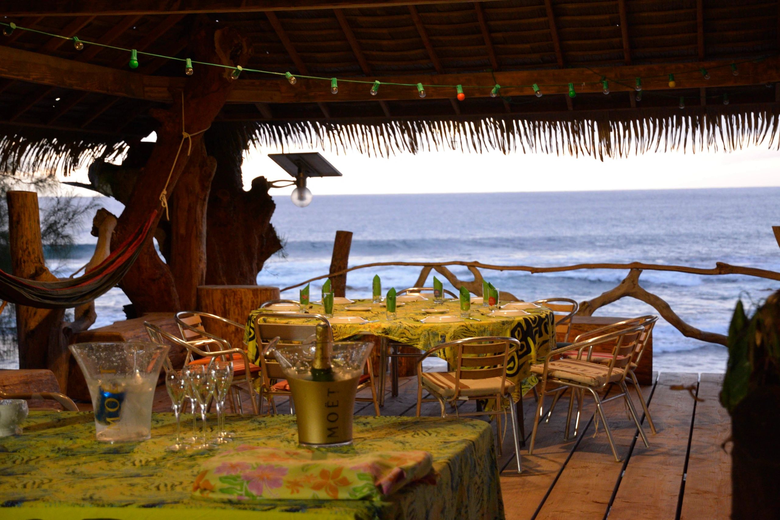 Repas spécial au Fare Ahi Maa sur la plage de Vaitumu Village 
Ahi Maa = four tradition sous terre