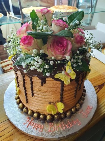 Single Layer 
Pattern scraped smooth
chocolate dripping
Real flowers supplied by customer