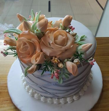 Single Round
Icing Roses and flowers
Plastic Icing & lines hand drawn