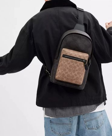 Mochila cruzada para caballero, colo negro con cafe, marca Coach