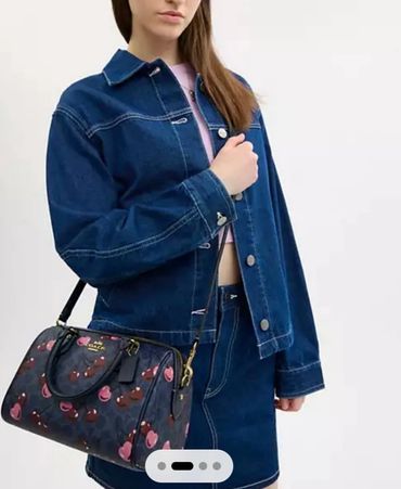 Bolsa para mujer, mediana, color azul marino con estampado de cerezas, marca Coach