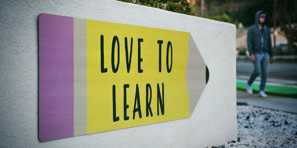 a sign pointing to the right.
