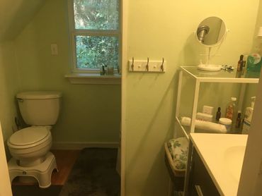 upstairs bathroom in yoga cabin