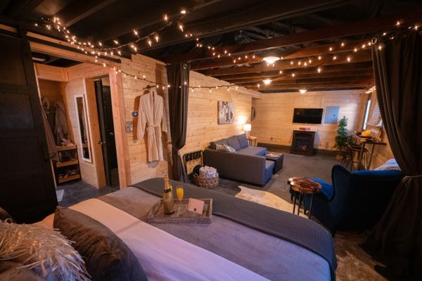 The Shed is a cozy private vacation guest house with a luxury King Bed, Queen Pull out,