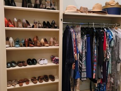 How to organize a primary closet?