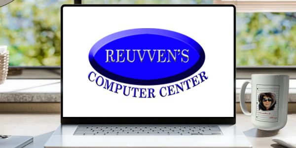 Logo de Reuvven's Computer Center en pantalla de laptop.