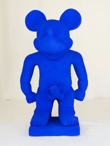 Escultura Urna Funeraria de W.D. de Alejandro Lucadamo. Serie Paleolítico Pop.
Arcilla refractaria