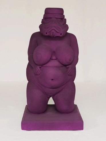 Escultura Yo soy tu madre de Alejandro Lucadamo. Serie Paleolítico Pop.
Arcilla refractaria pintada