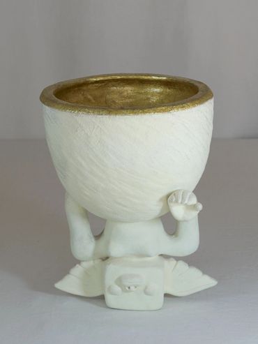 Mendiga de Velázquez
Copa Ceremonial Reversible
Arcilla refractaria pintada y pan de oro
29 x 21 x 2