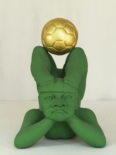 Diego Armando Olmeca
Arcilla refractaria pintada y pan de oro
46 x 30 x 36 cm