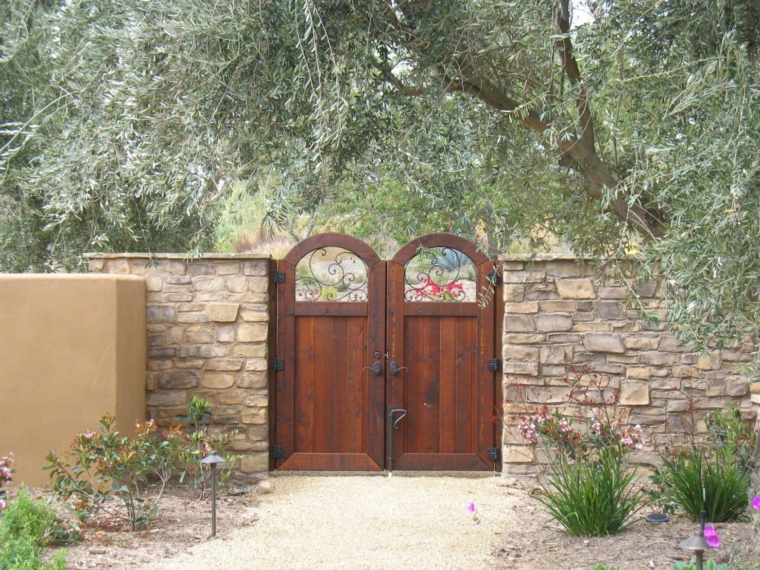 RUSTICA GARDEN WORKS LLC logo