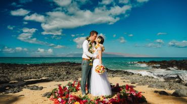 maui wedding couple kissing at beach