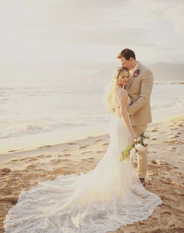 wedding couple at maui beach