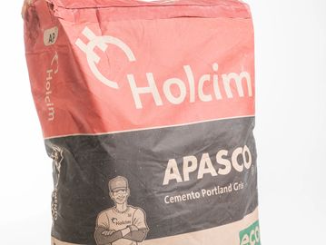 A bag of Holcim Apasco Portland cement for construction use.