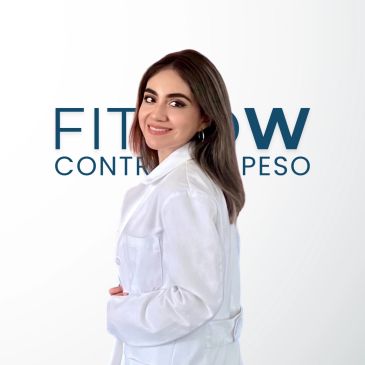 Mujer sonriendo con bata blanca junto a un logo de control de peso.