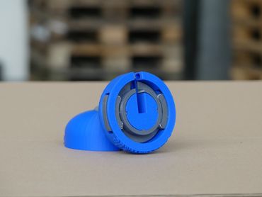 Folienabroller mit Paletten im Hintergrund