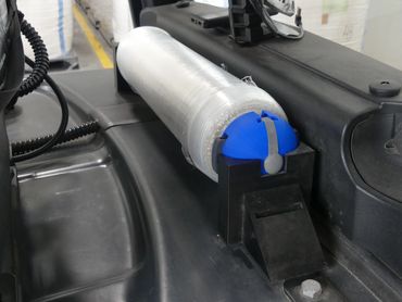 Folienabroller in einer Halterung, angebracht an einem Gabelstapler