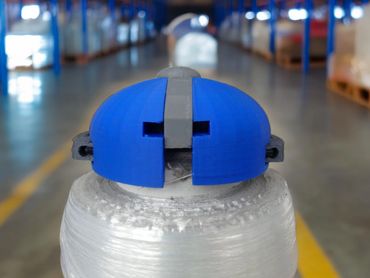 Folien-Schreck im Vordergrund einer Lagerhalle