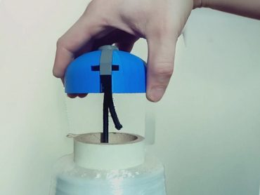 Elastisches Seil, das den Folienabroller an der Stretchfolie hält