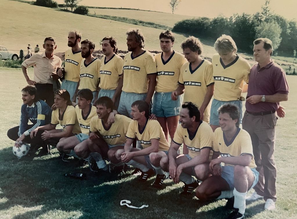 FC Eintracht Ammensen - Mannschaftsfoto 1990 - 1. Herren