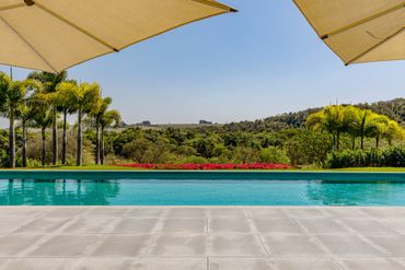 Fotografia de piscina e jardim de casa residencial