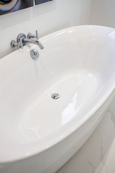 Fotografia de detalhe de uma banheira moderna