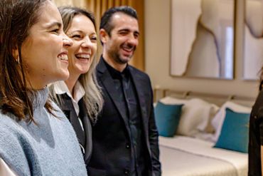 Fotografia de grupo de pessoas se reunindo em evento Open House em São Paulo