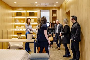 Fotografia de grupo de pessoas se reunindo em evento Open House em São Paulo