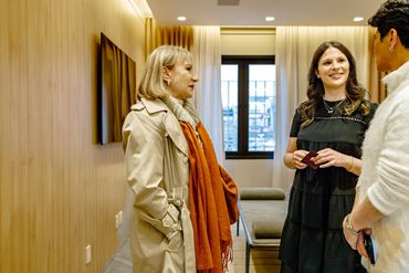 Fotografia de grupo de pessoas se reunindo em evento Open House em São Paulo