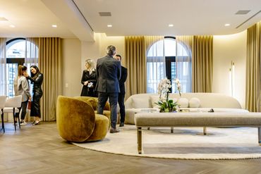 Fotografia de grupo de pessoas se reunindo em evento Open House em São Paulo