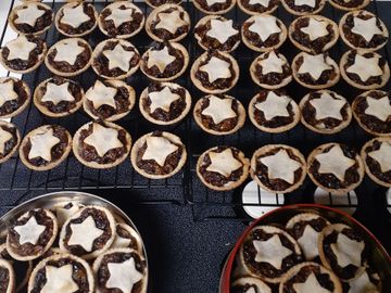 Fruit Mince Pies 
(Christmas tin with 10 mini pies)
Each pie measures approximately  2.5" in diamete