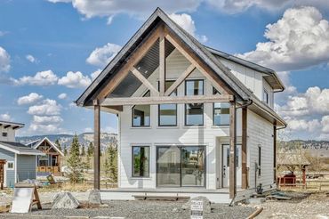 Picture of exterior of modern farmhouse cottage