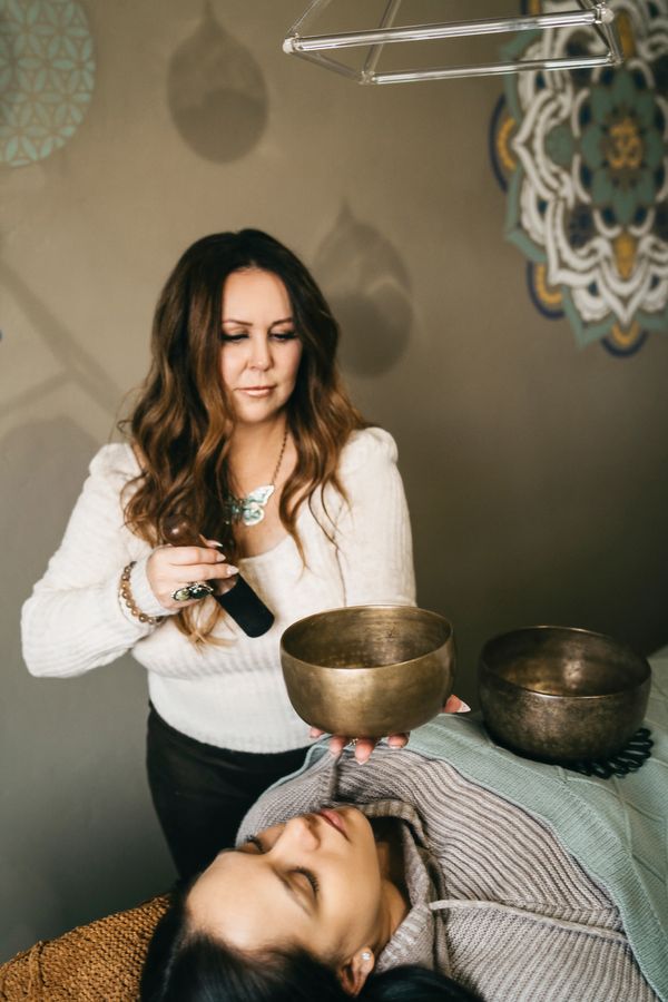playing buddha bowls on client for healing and transformation