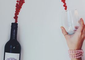 Rotwein schenkt sich künstlerisch in ein Weinglas ein