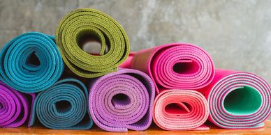 Yoga Matten aufeinander gestapelt