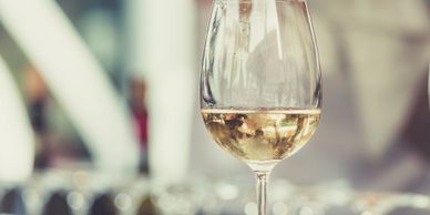 EIn Weinglas in der Hand, Yogamatte und tolle Gesellschaft ein Erlebnisgeschenk für jung und alt