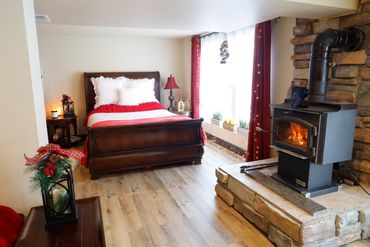 Open studio type sleeping with wood burning stove at your feet. Perfect for those cozy mornings!