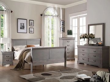 Traditional Style Queen Bed