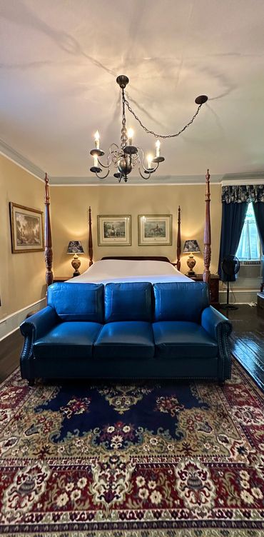 Elegant Room 1 with a four-poster bed and blue leather couch in room private Bathroom