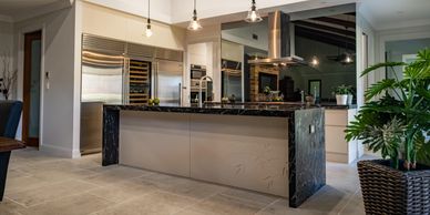 Modern Australian Kitchen.
Caesarstone - Vanilla Noir
Mirror Splashback
Polyurethane SubZero Fridge