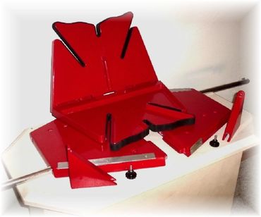 Easy gripping adjustable snowboard tuning stand