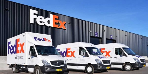FedEx kargo araçları dağıtım merkezinin önünde dizilmiş.