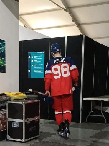 Eishockeyspieler in rotem Trikot mit der Nummer 98.