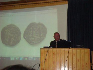 نهاد سمعان في أحد المحاضرات عن التاريخ والتراث