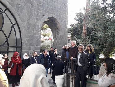 نهاد سمعان في أحد الجولات مع لجنة التراث في باحة كنيسة الأربيعن شهيد في حمص