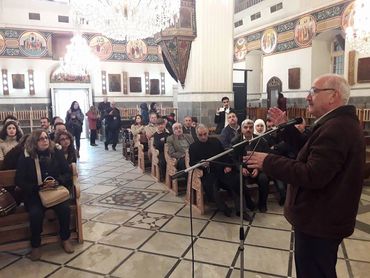 نهاد سمعان في أحد الجولات التراثية من داخل كنيسة الأربعين