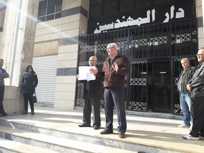 نهاد سمعان أمام دار المهندسين مع لجنة التراث