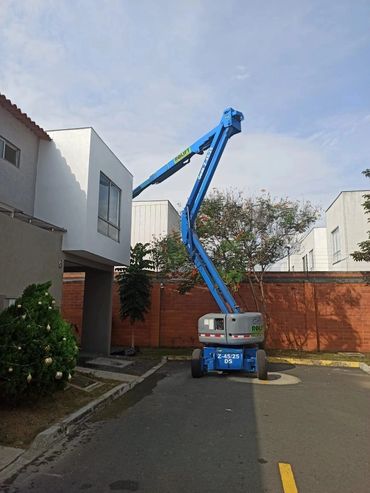 Manlift GENIE Z4525DC en reparacion techos vivienda en Cali