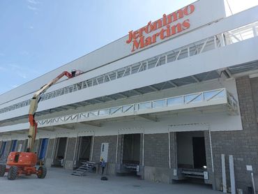 Terminacion fachadas Centro de distribucion Jeronimo Martins (ARA), con manlift de 20 mts, Guajira 7,