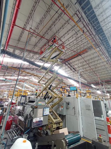 Plataforma de tijera JLG3246ES en mantenimeinto de linea contra incendio. Cali, Colombia